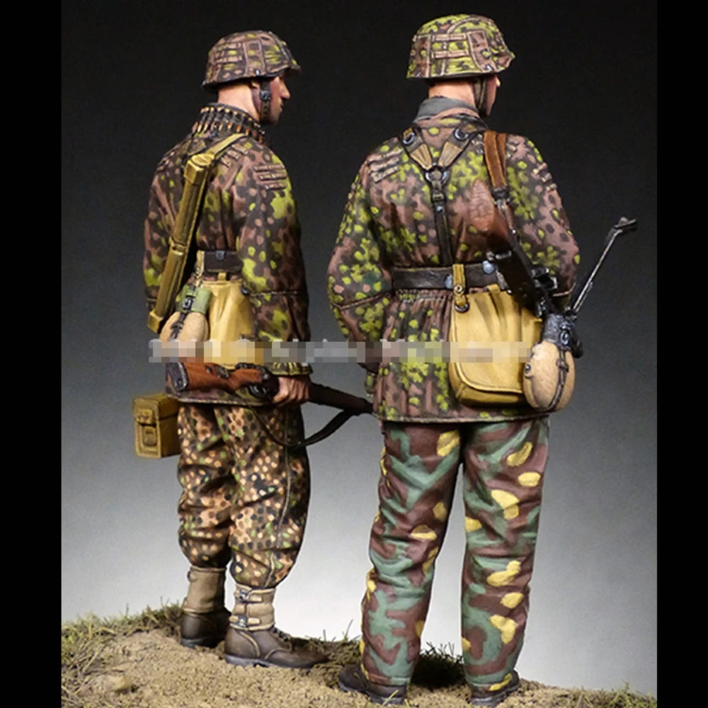 1/35 WWII German Wehrmacht Riflemen, 2 Figures, Resin Model Figure Kit, Unassembled and Unpainted