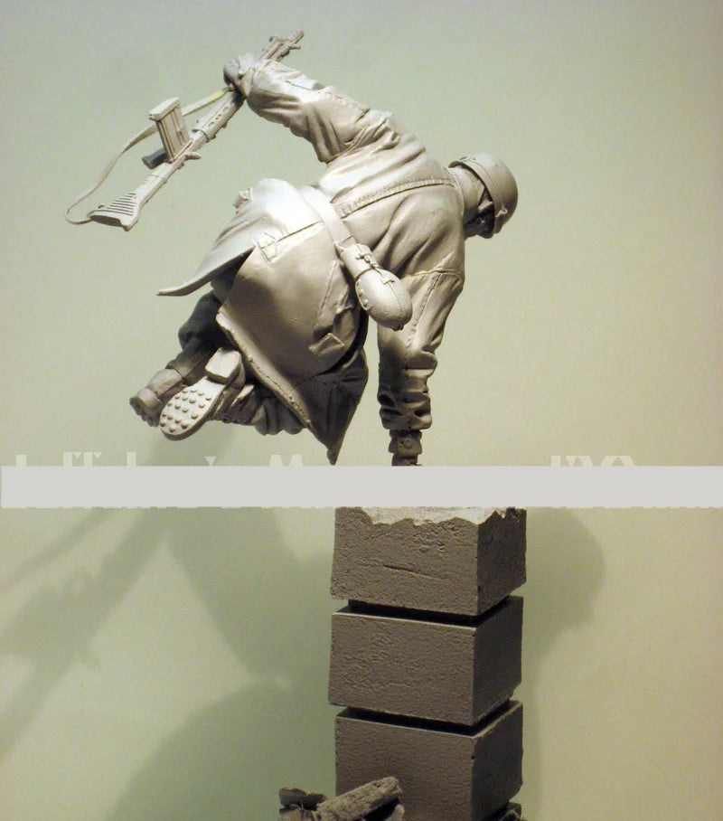 1/16 Modern Soldier Falling Backward, Resin Model Figure Kit, Unassembled and Unpainted