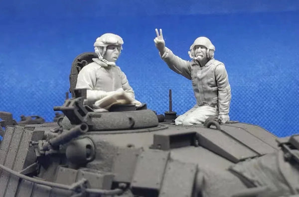 1/35 WWII German Panzer Commander Signaling Crew, 2 Figures, Resin Model Figure Kit, Unassembled and Unpainted