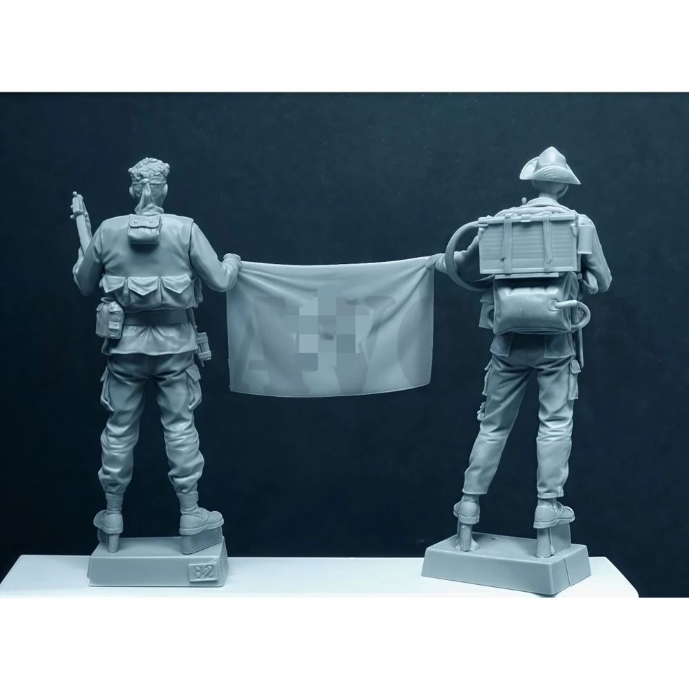 1/35 Modern Soldiers Raising Flag, 4 Figures, Resin Model Figure Kit, Unassembled and Unpainted