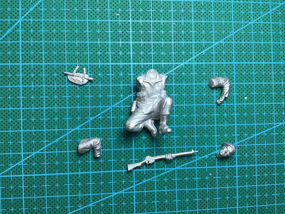 1/35 WWII British Infantryman Kneeling with Rifle, Resin Model Figure Kit, Unassembled and Unpainted