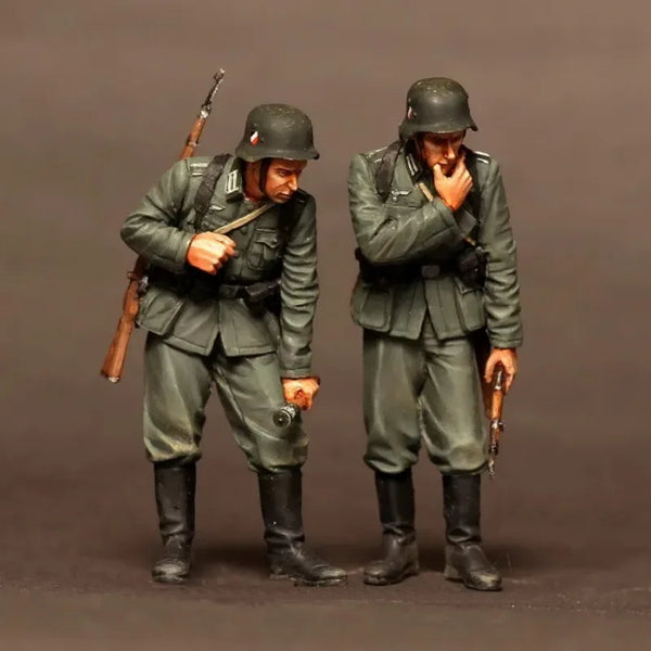 1/35 WWII German Infantry Advancing and Alert, 2 Figures, Resin Model Figure Kit, Unassembled and Unpainted