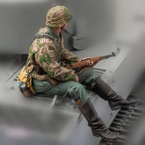 1/16 Modern German Infantryman Seated with Rifle, Resin Model Figure Kit, Unassembled and Unpainted