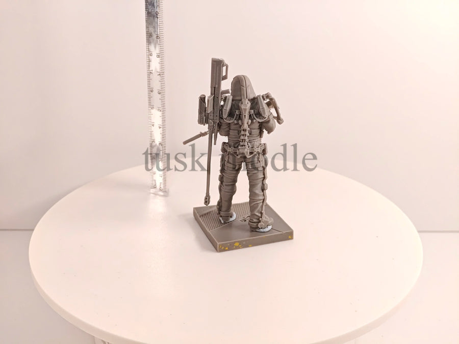 Sci-Fi Female Operator with Advanced Rifle 1/24 Resin Figure Kit - resin model view 2