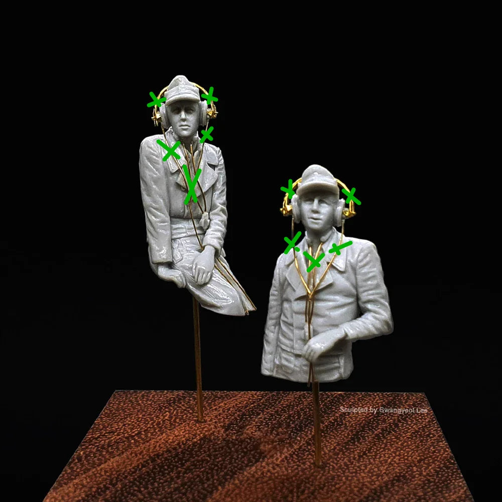 1/35 WWII Uniformed Military, 2 Figures, Resin Model Figure Kit, Unassembled and Unpainted