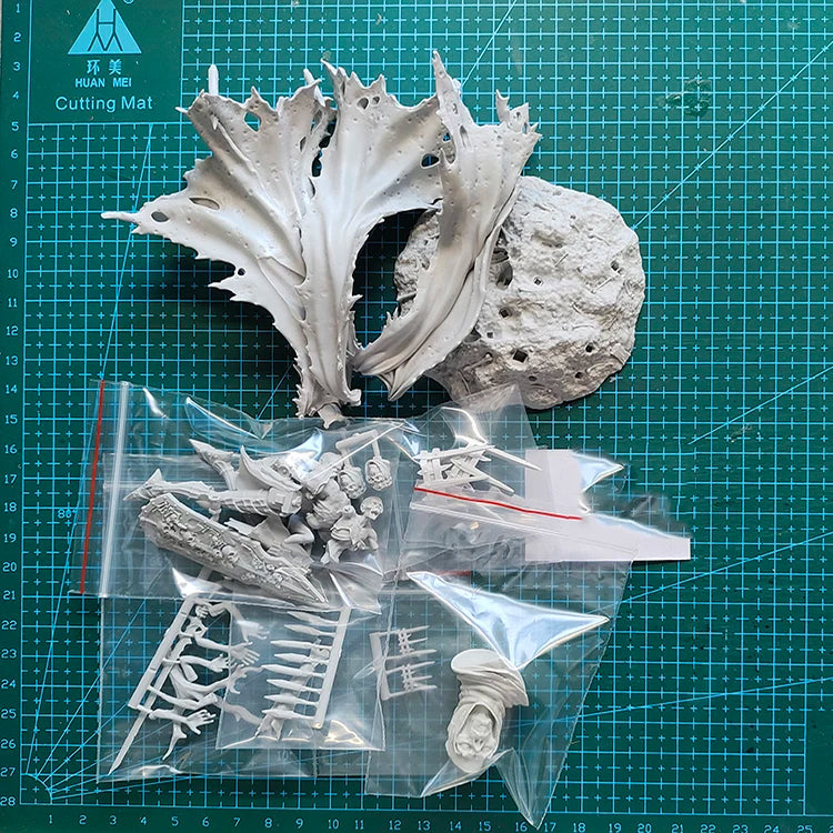 1/24 Winged Demon with Spiky Crown and Halberd, Resin Model Figure Kit, Fantasy Theme, Unassembled and Unpainted