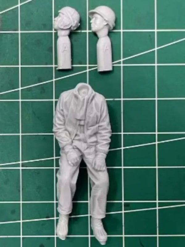 1/35 WWII US Tank Crewman in Coveralls, Resin Model Figure Kit, Unassembled and Unpainted