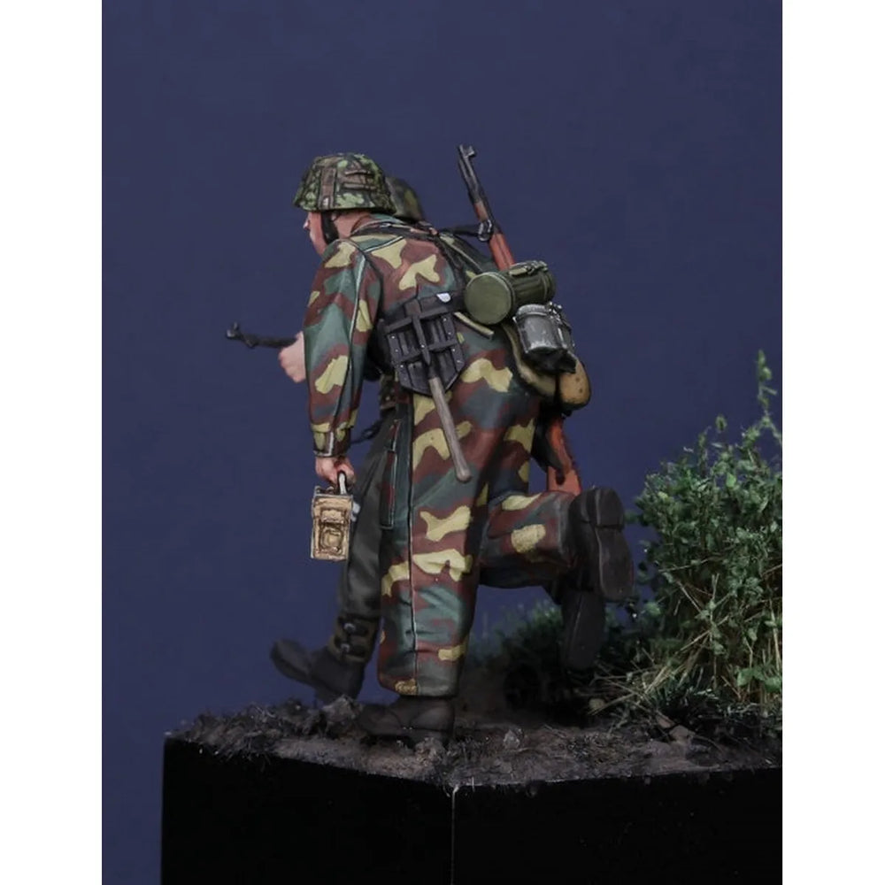 1/35 WWII German Panzergrenadiers Advancing, 4 Figures, Resin Model Figure Kit, Unassembled and Unpainted