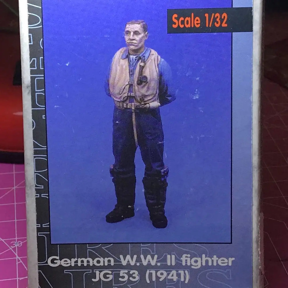 1/32 WWII German Luftwaffe Pilot in Flight Suit, Resin Model Figure Kit, Unassembled and Unpainted