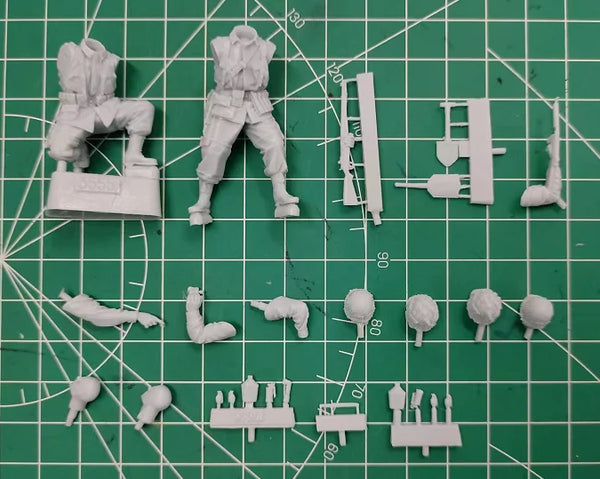 1/35 WWII US Infantry Charging with Rifles, 5 Figures, Resin Model Figure Kit, Unassembled and Unpainted