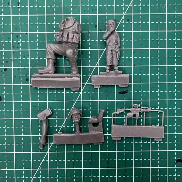 1/35 Modern US Soldier and Civilian Child, 2 Figures, Resin Model Figure Kit, Unassembled and Unpainted