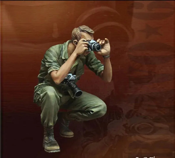 1/35 Modern Soldier Photographer, Resin Model Figure Kit, Unassembled and Unpainted