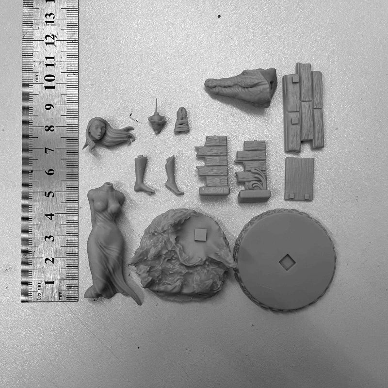 1/24 Girl with Crocodile Companion, Resin Model Figure Kit, Fantasy Theme, Unassembled and Unpainted