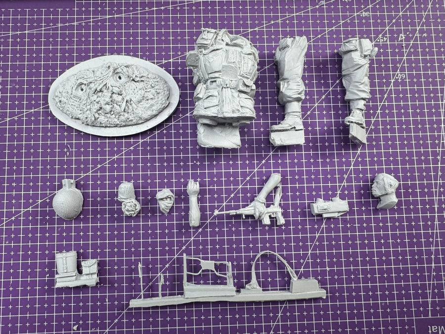 WWII US Airborne Paratrooper in Combat Pose with Submachine Gun 1/16 Resin Figure Kit - resin model view 3