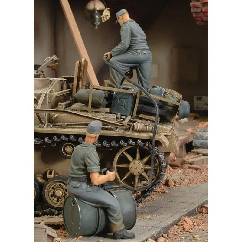 1/35 WWII German Tank Refueling Crew, 2 Figures, Resin Model Figure Kit, Unassembled and Unpainted