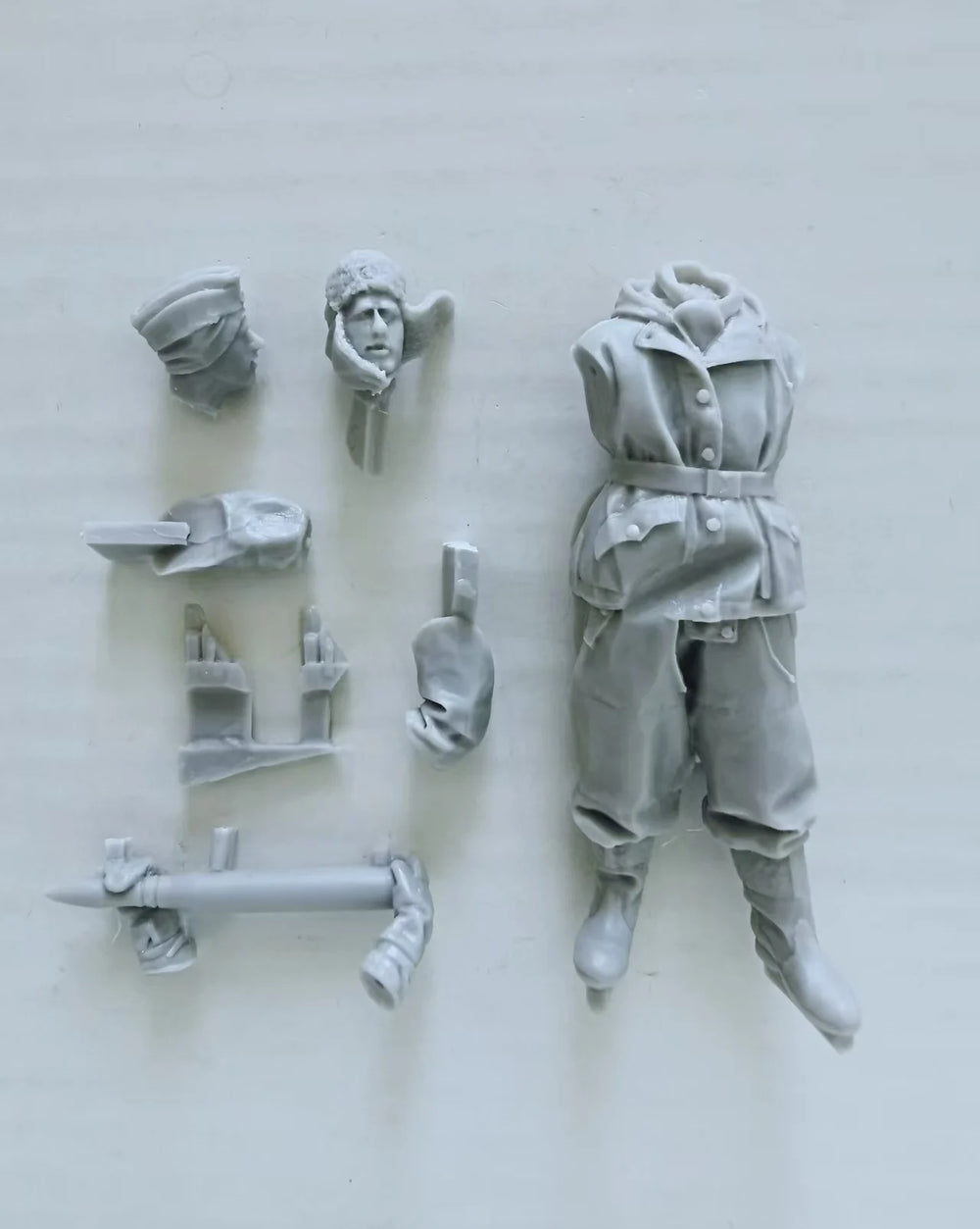 1/35 WWII German Officers in Splinter Camouflage, 2 Figures, Resin Model Figure Kit, Unassembled and Unpainted