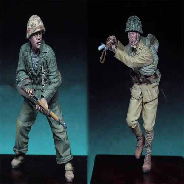 1/35 WWII Soviet Infantry Advancing and Throwing Grenade, 2 Figures, Resin Model Figure Kit, Unassembled and Unpainted