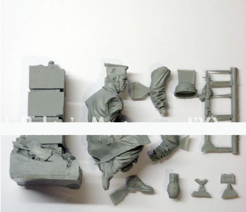 1/16 Modern Soldier Falling Backward, Resin Model Figure Kit, Unassembled and Unpainted