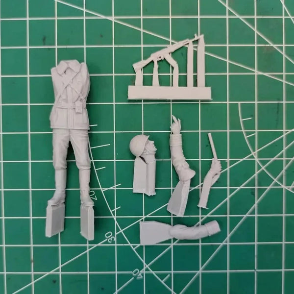 1/35 WWII Military Police Traffic, 4 Figures, Resin Model Figure Kit, Unassembled and Unpainted