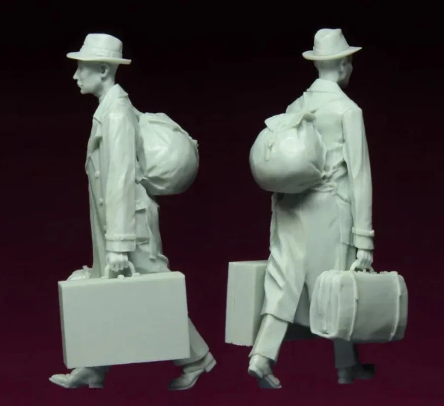 1/35 WWII European Refugees with Luggage, 4 Figures, Resin Model Figure Kit, Unassembled and Unpainted