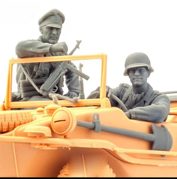 1/35 WWII German Soldiers in Vehicle, 2 Figures, Resin Model Figure Kit, Unassembled and Unpainted