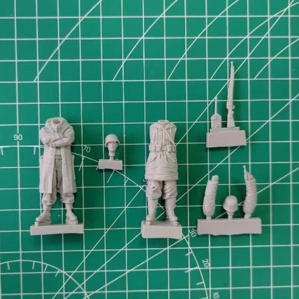 1/35 WWII German and US Soldiers, 2 Figures, Resin Model Figure Kit, Unassembled and Unpainted