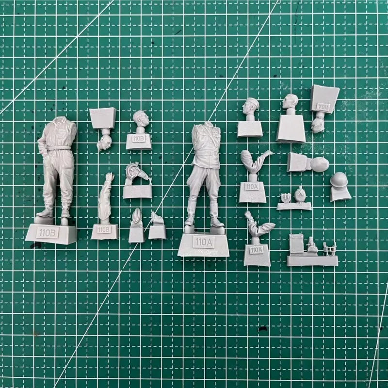 1/35 WWII German Panzer Crew Squad, 2 Figures, Resin Model Figure Kit, Unassembled and Unpainted