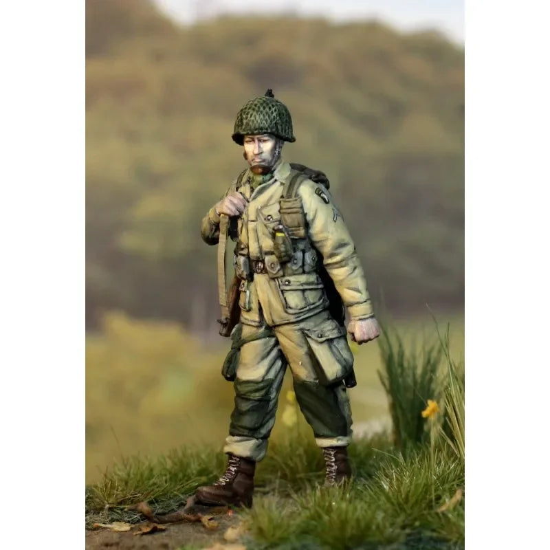 1/35 WWII US Airborne Paratrooper Standing Alert, Resin Model Figure Kit, Unassembled and Unpainted