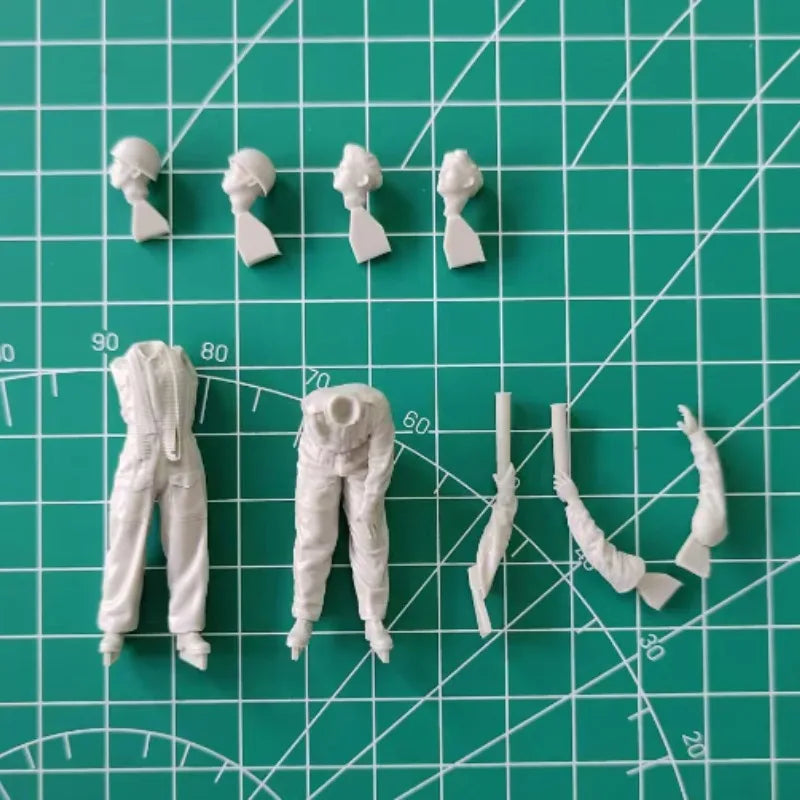 1/35 WWII British Tank Crew Ammunition Loading, 2 Figures, Resin Model Figure Kit, Unassembled and Unpainted