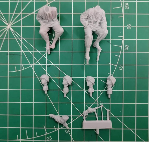 1/35 WWI Military Soldiers and Transport, 4 Figures, Resin Model Diorama Kit, Unassembled and Unpainted