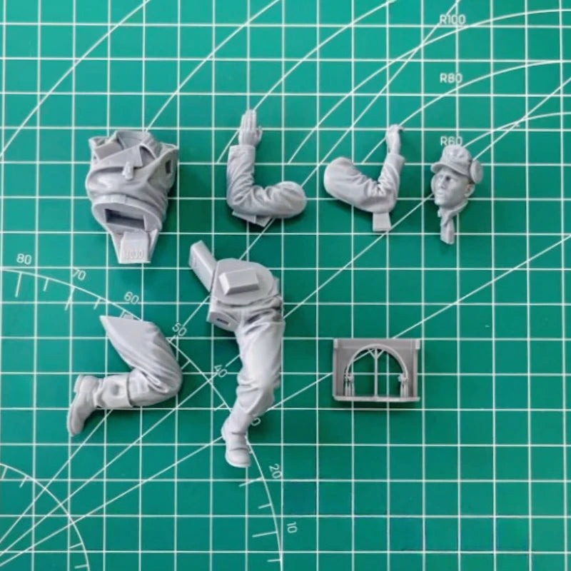 1/16 WWII German Half-Track Radio Operator, Resin Model Figure Kit, Unassembled and Unpainted
