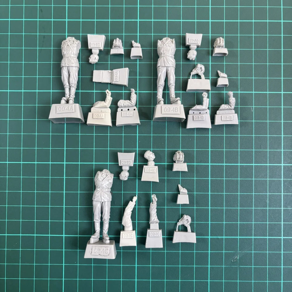 1/35 WWII Soviet Tank Crew at Turret Hatch, 3 Figures, Resin Model Figure Kit, Unassembled and Unpainted