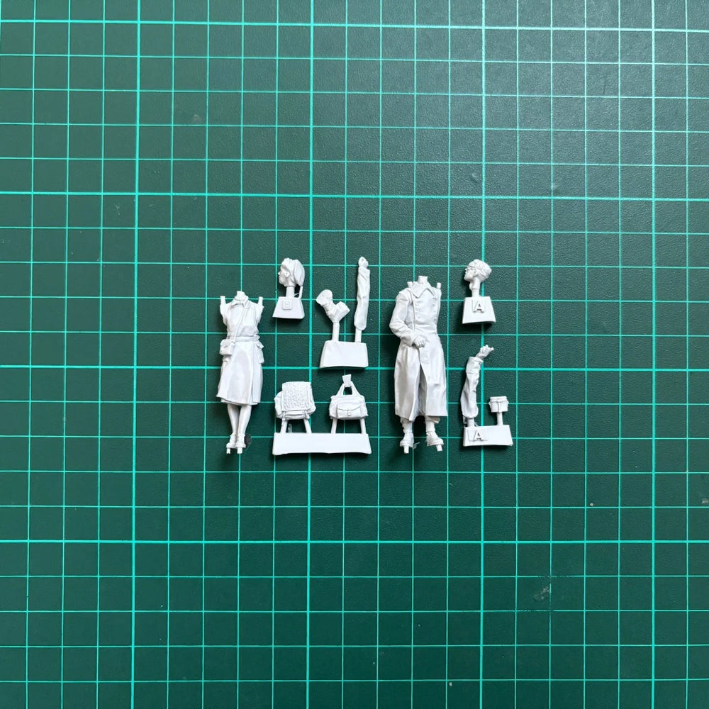 1/35 WWII German Wounded Soldier & Nurse, 2 Figures, Resin Model Figure Kit, Unassembled and Unpainted