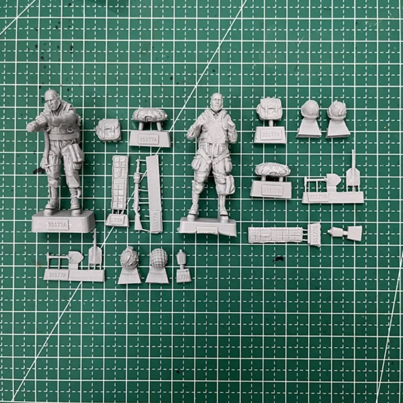 1/35 WWII US 101st Airborne Radio Operator, 2 Figures, Resin Model Figure Kit, Unassembled and Unpainted
