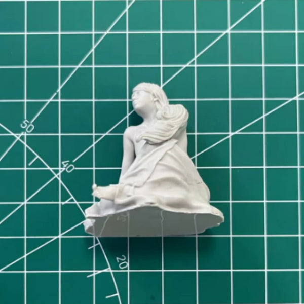 1/24 Seated Female Looking Over Shoulder, Resin Model Figure Kit, Unassembled and Unpainted