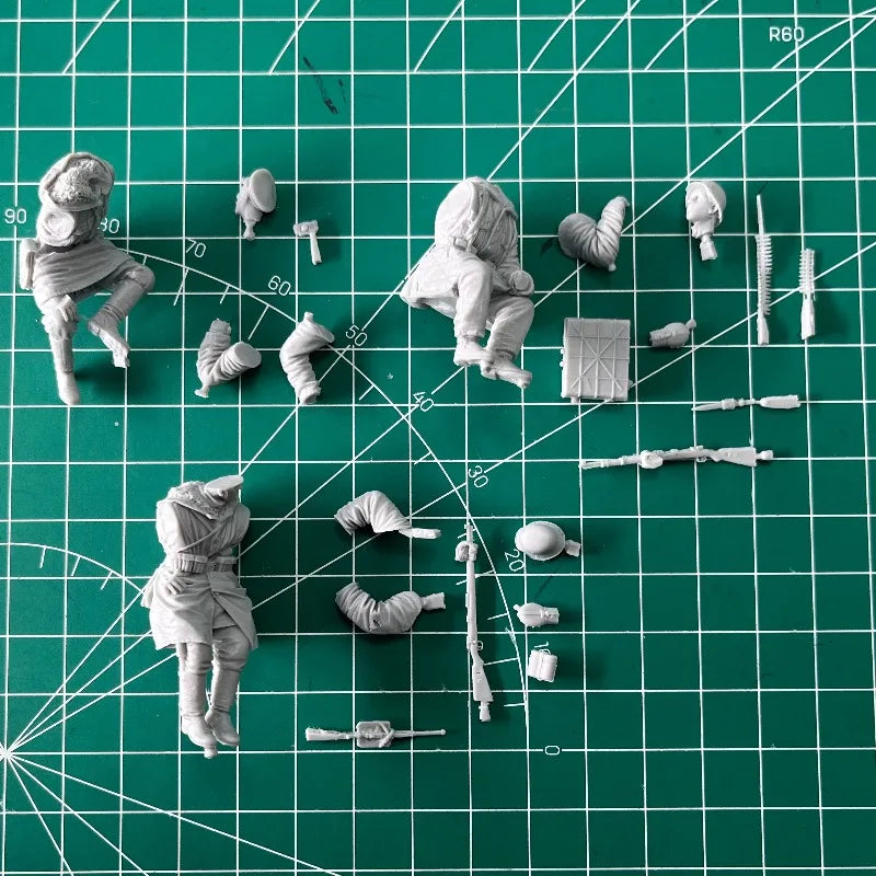 1/35 WWII German Tank Crew Sheltering in Winter, 3 Figures, Resin Model Diorama Kit, Unassembled and Unpainted
