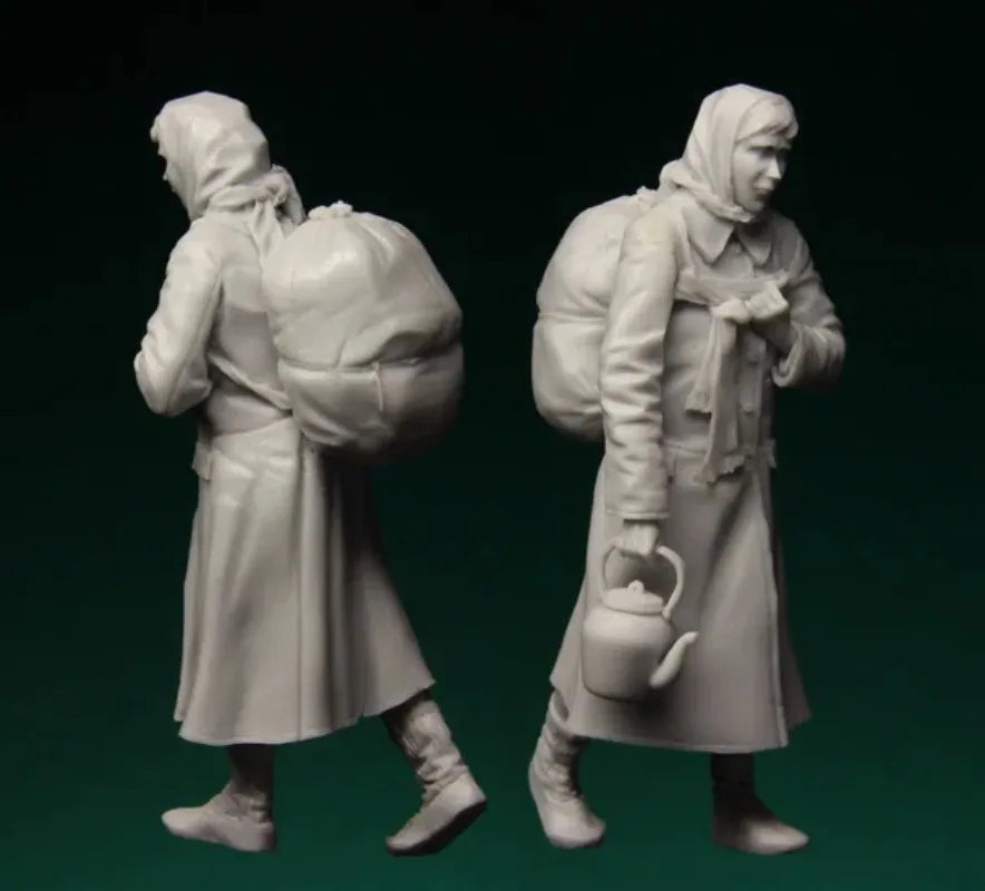 1/35 WWII Soviet Evacuee Woman with Sack and Pot, Resin Model Figure Kit, Unassembled and Unpainted