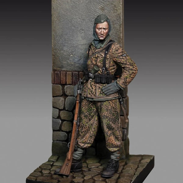 1/35 WWII German Rifleman Standing Hands on Hips, Resin Model Figure Kit, Unassembled and Unpainted