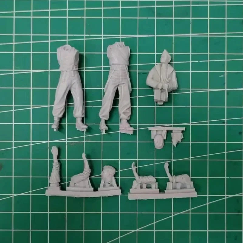 1/35 WWII German Panzer Five-Man Crew, 3 Figures, Resin Model Figure Kit, Unassembled and Unpainted