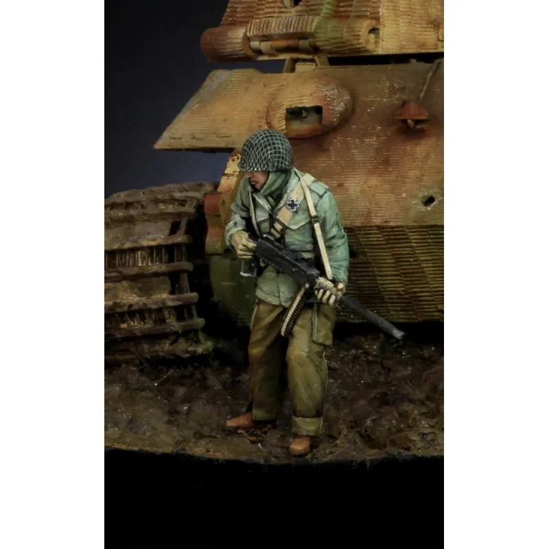 1/35 WWII US Infantryman with Rifle and Helmet Netting, Resin Model Figure Kit, Unassembled and Unpainted