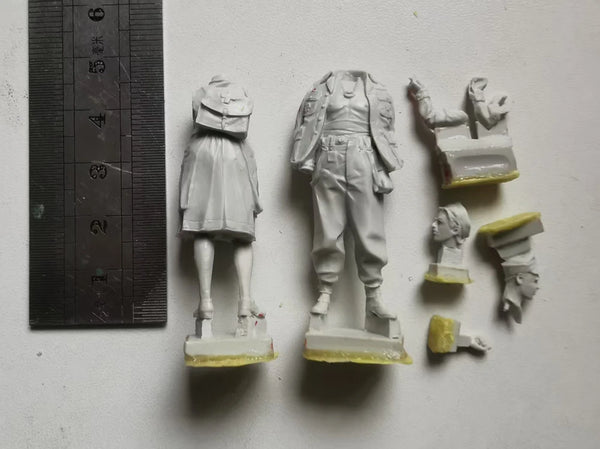 1/35 WWII German Nurse & Wounded Soldier, 2 Figures, Resin Model Figure Kit, Unassembled and Unpainted