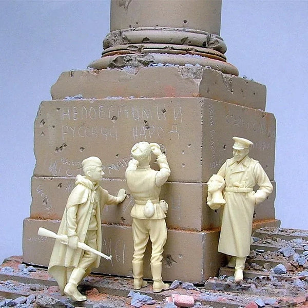 1/35 WWII German Infantry Examining Soviet Propaganda Posters, 4 Figures, Resin Model Diorama Kit, Unassembled and Unpainted