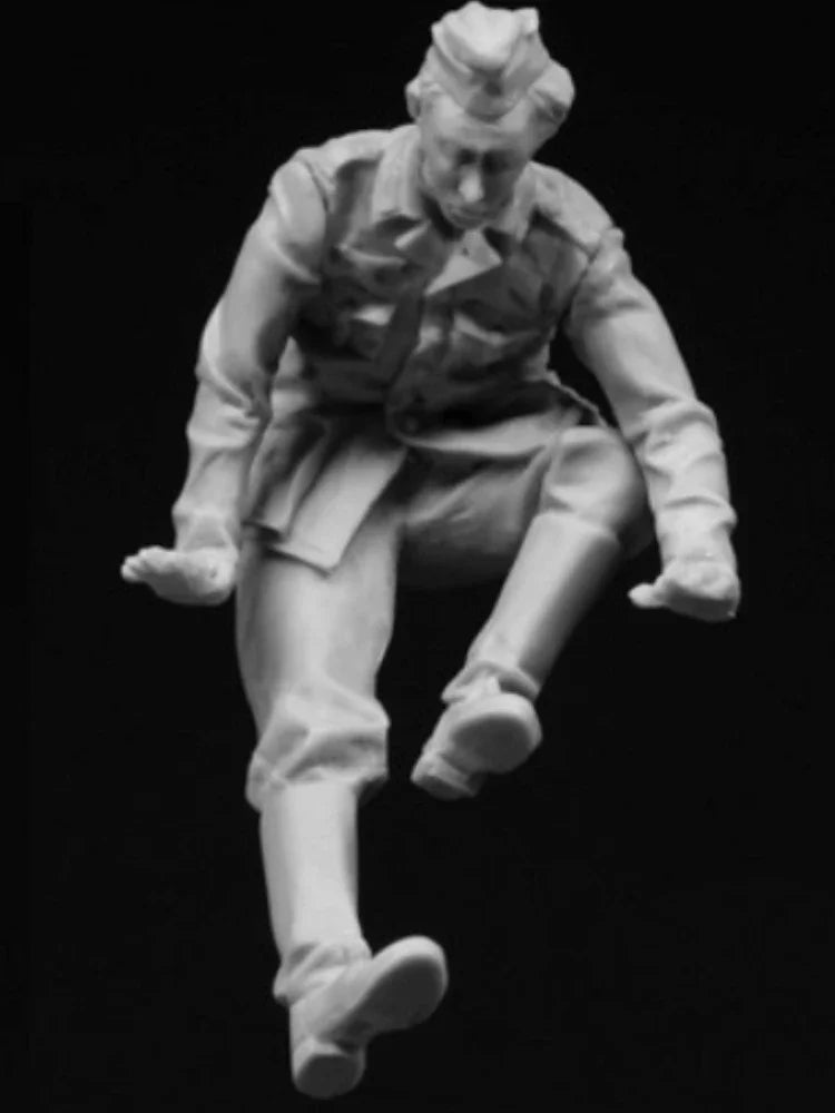 1/35 WWII German Panzer Crew Crouching, Resin Model Figure Kit, Unassembled and Unpainted