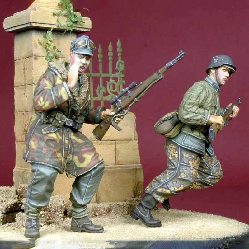 1/35 WWI British Infantry Attacking with Rifles and Grenades, 2 Figures, Resin Model Figure Kit, Unassembled and Unpainted