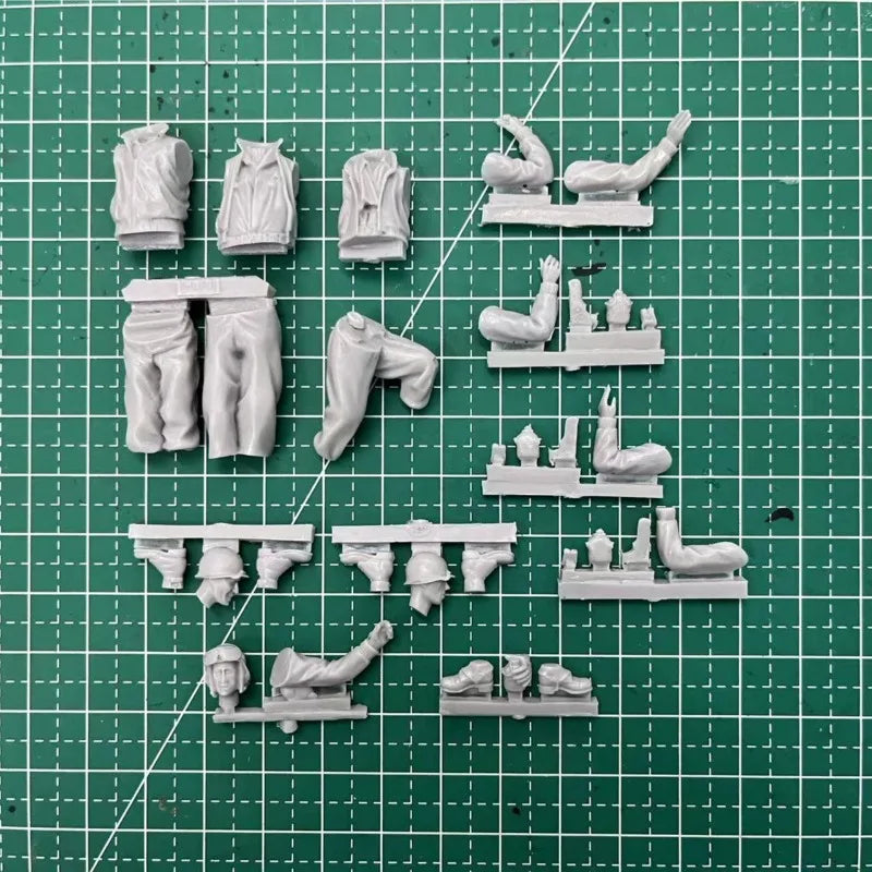 1/35 WWII US Tank Crew Four Tankers in Helmets, 3 Figures, Resin Model Figure Kit, Unassembled and Unpainted