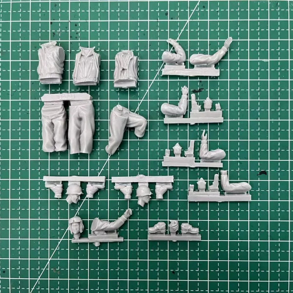 1/35 WWII US Tank Crew Four Tankers in Helmets, 3 Figures, Resin Model Figure Kit, Unassembled and Unpainted