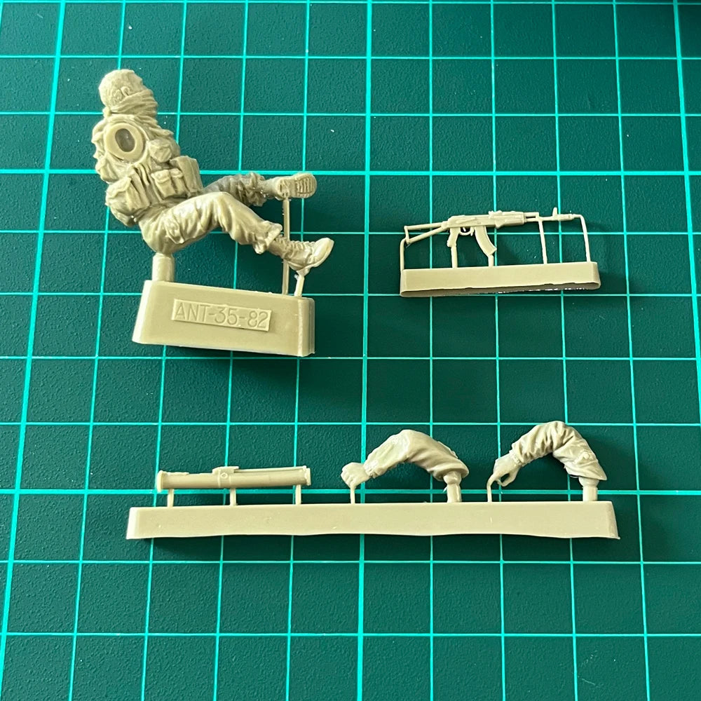 1/35 Modern Rifleman Kneeling in Firing Stance, Resin Model Figure Kit, Unassembled and Unpainted