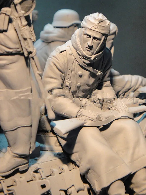 1/16 WWI German Soldier Reading Map, Resin Model Figure Kit, Unassembled and Unpainted