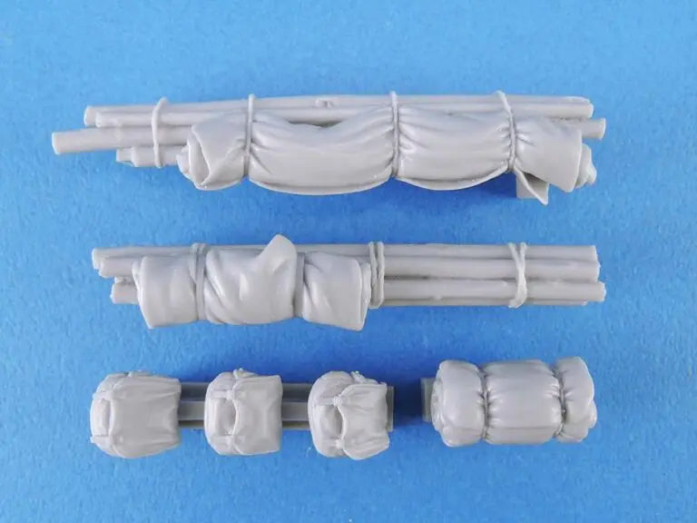 1/35 WWII Soviet Tank with Tarps, Resin Model Vehicle Kit, Unassembled and Unpainted