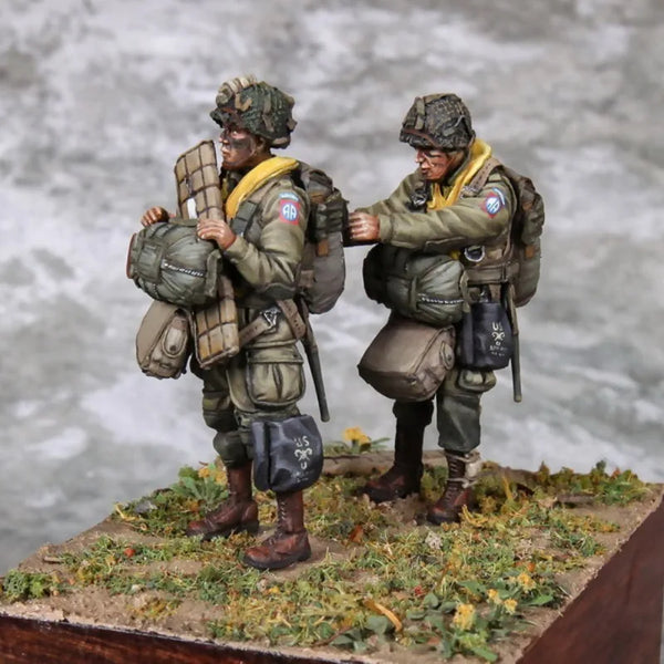 1/35 WWII US 101st Airborne Radio Operator, 2 Figures, Resin Model Figure Kit, Unassembled and Unpainted